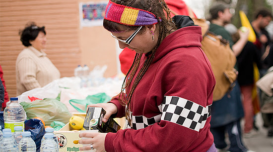 Una voluntaria prepara un vaso de zumo para los recién llegados. (© Foto: PABLO VELASCO / Vallecasweb.com)