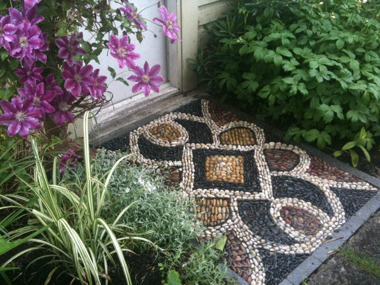 Deko Ideen Kieselstein Mosaik im Garten legen für hübsche Wege & Terrassen