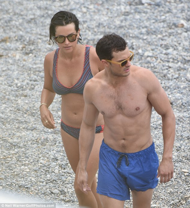 Amou-up! A esposa de Jamie, Amelia Warner, obteve-se à diversão enquanto se juntava os atores em um biquíni de impressão da viga em tons de azul e pêssego