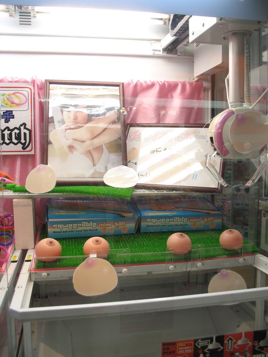 Dans un game center vous vous attendez à gagner des peluches? De la nourriture? Visez plus haut, gagnez des faux seins.