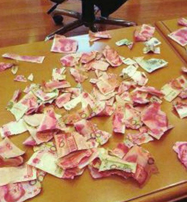 Menino de quatro anos rasgou o dinheiro que seus pais guardavam debaixo da cama (Foto: Reprodução/Weibo)
