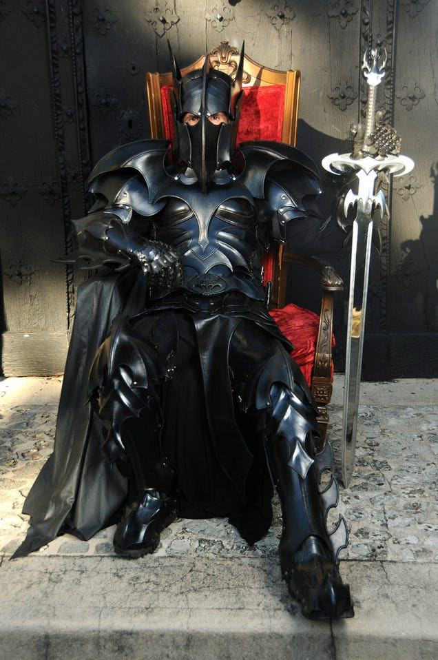 cavaliere medievale armatura Medieval Batman armor turns you into a dark knight (literally)