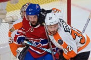 Chc vs Flyers - 0539.JPG - image 2.0 David Desharnais est pris en sandwich entre le... (PHOTO ANDRÉ PICHETTE, LA PRESSE) - image 2.0