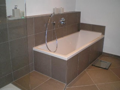 hochwertige Baustoffe: Badezimmer teilweise gefliest