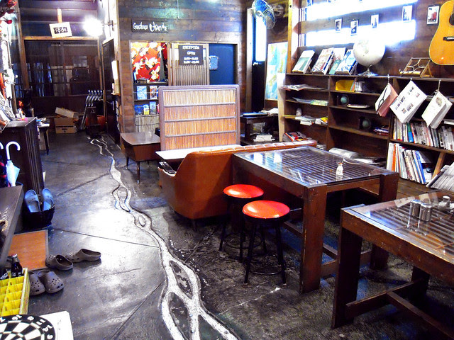 Cafe Uen & Lobby of Guesthouse Uen