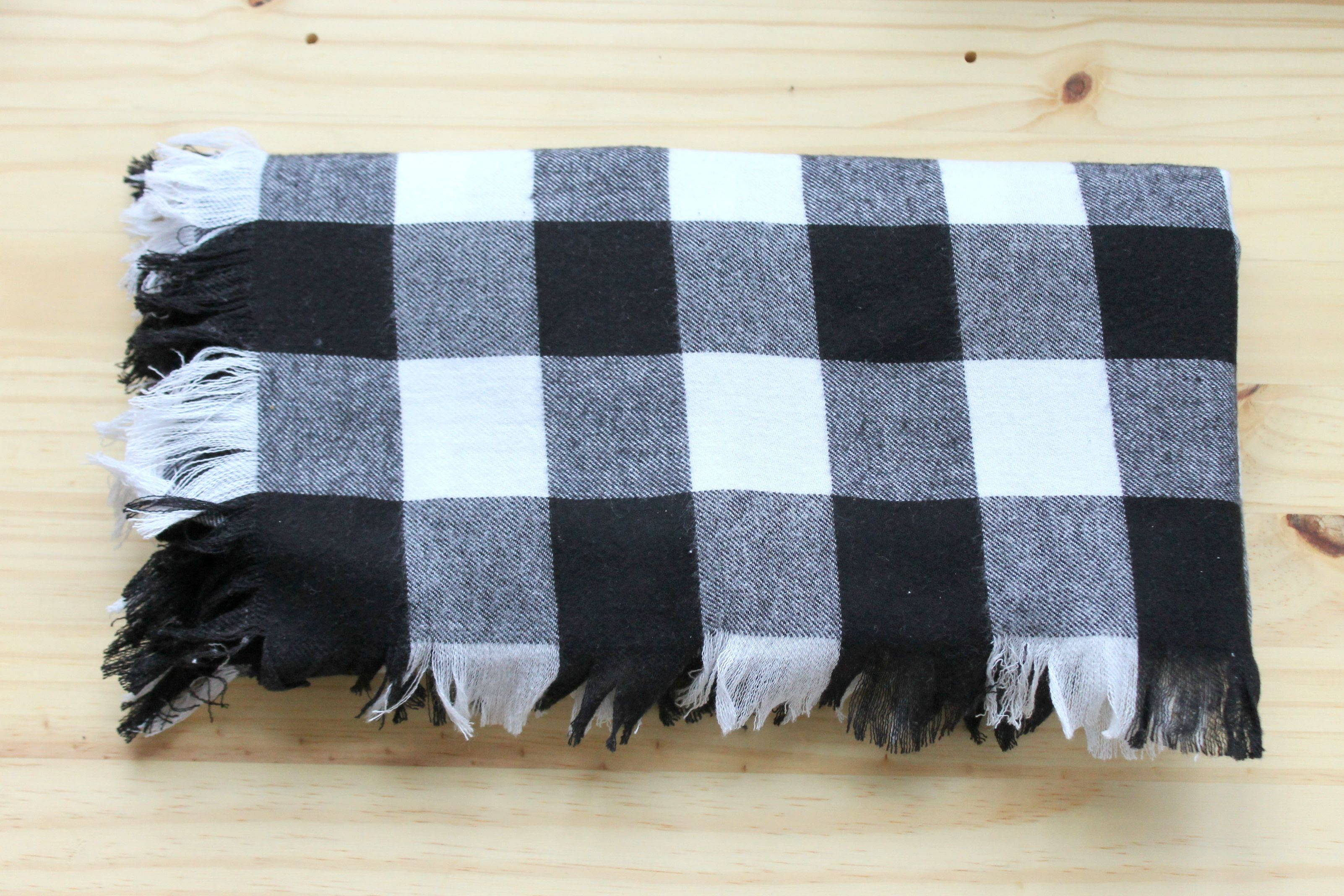 12 Days of Handmade Holiday Gifts! This no sew scarf is so easy to make and I love the buffalo plaid.