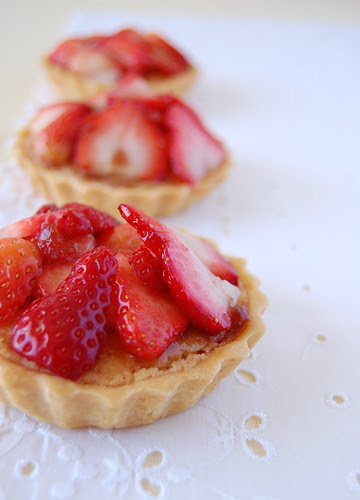 Strawberry frangipane tartlets / Tortinhas de morango com recheio de amêndoa