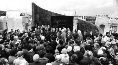 Foto: Lisboa – 1º aniversário da trasladação dos corpos dos mortos no campo, com João Faria Borda, antigo preso a falar à multidão presente, no Memorial aos mortos no Campo do Tarrafal, erguido no Cemitério do Alto de S.João. Foto: Lisboa – 1º aniversário da trasladação dos corpos dos mortos no campo, com João Faria Borda, antigo preso a falar à multidão presente, no Memorial aos mortos no Campo do Tarrafal, erguido no Cemitério do Alto de S.João.