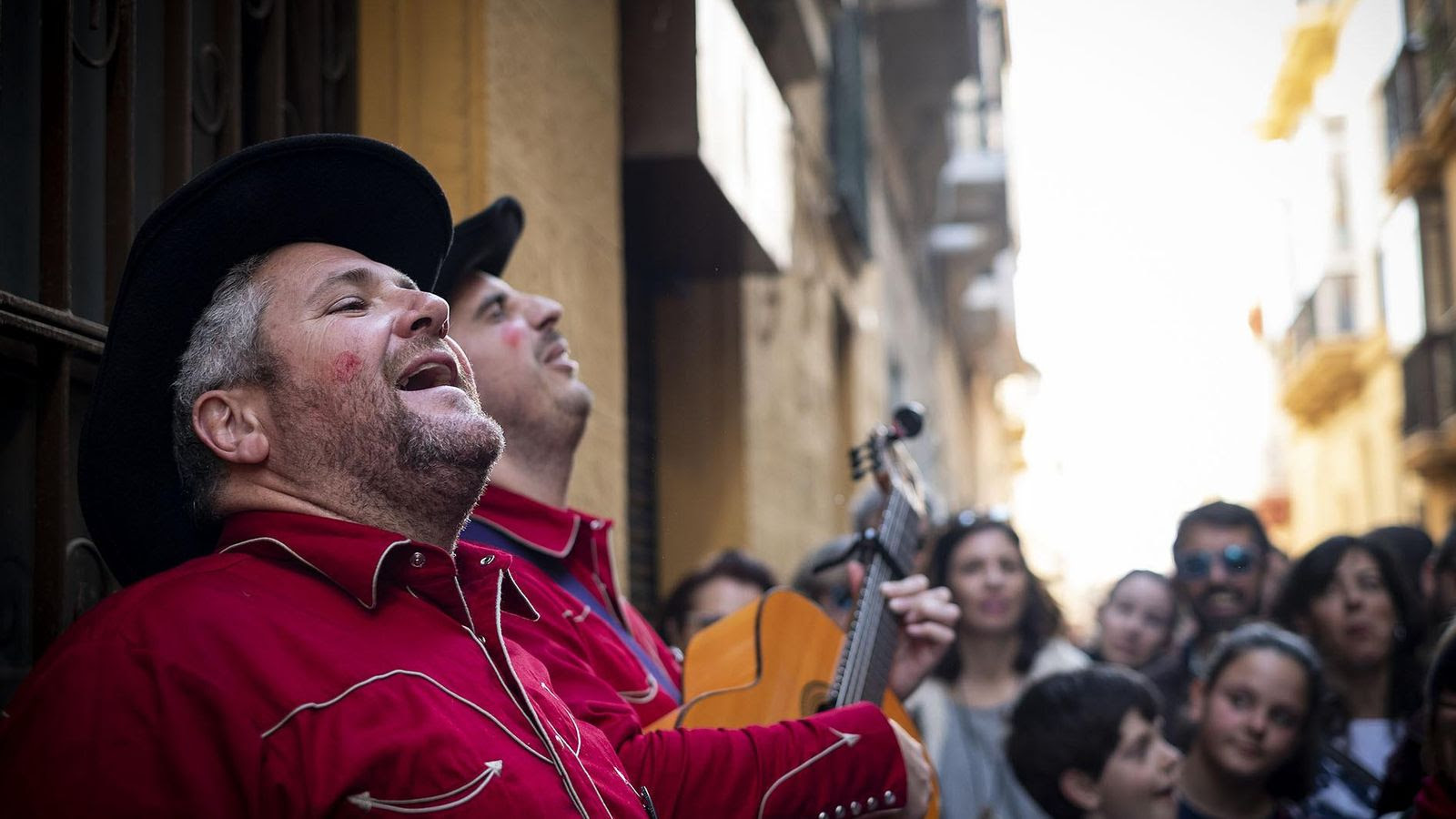 El 'showmancero' 'Los jaguares del sur' cantando en la calle en el Carnaval 2018.