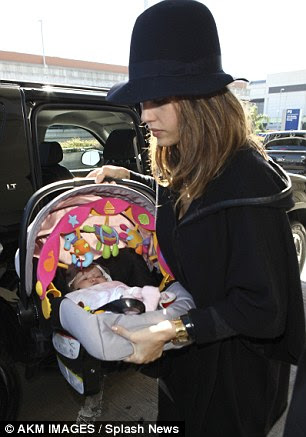 http://i.dailymail.co.uk/i/pix/2011/11/11/article-2060152-0EAF2BD000000578-429_306x437.jpg
