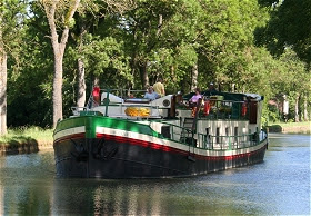 Cruising aboard the Bonheur in Burgundy