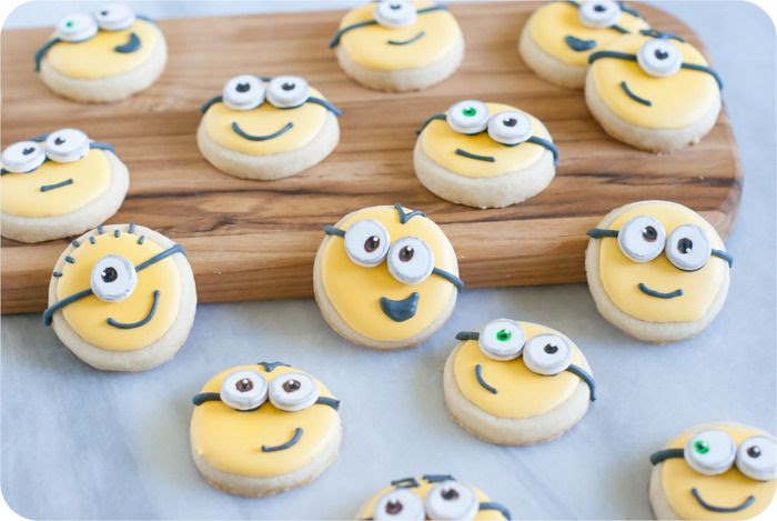 how to make Minions cookies > recipes + tutorial from bakeat350.blogspot.com