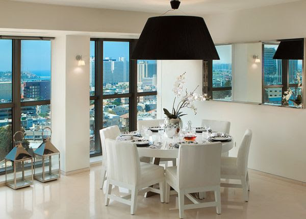 Ánh sáng mặt dây chuyền lớn với chụp đèn màu đen ở trên một không gian ăn uống trắng hoang sơ