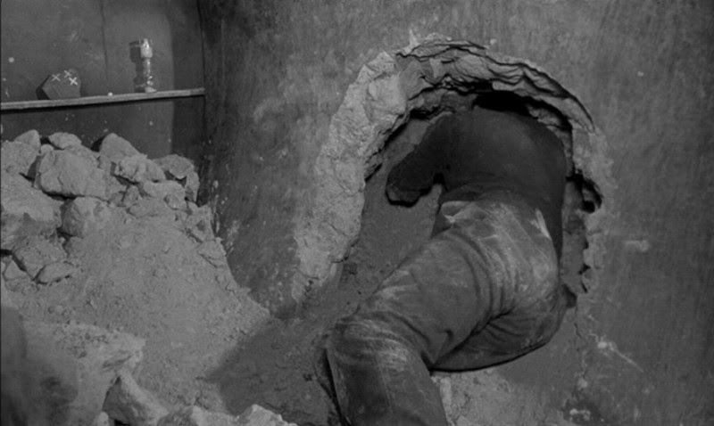 http://hopeliesat24framespersecond.files.wordpress.com/2011/03/le-trou-becker-criterion-pdvd_009001.jpg