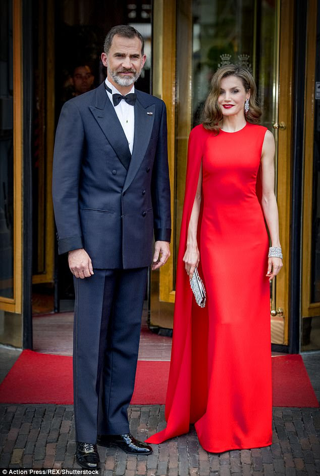 A rainha Letizia atordoada em um vestido vermelho do comprimento do assoalho de Stella McCartney como ela eo marido Rei Felipe VI assistiram ao comensal do 50th aniversário do rei Willem-Alexander
