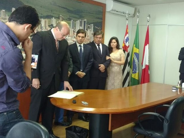 Solenidade de transferência de cargo em Marília foi realizada no gabinete da prefeitura na manhã deste domingo (Foto: Gabriela Cardoso/ TV TEM )