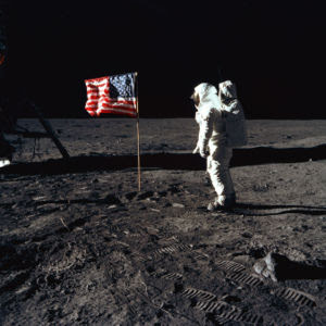 Edwin Aldrin saluda a la bandera de EEUU