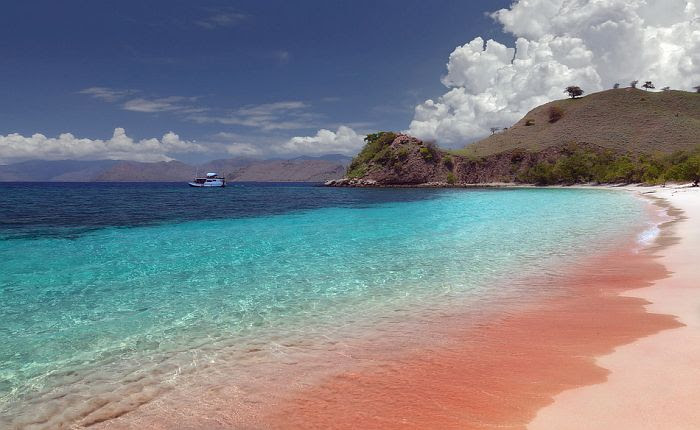 Пляж с розовым песком (Pink Sands Beach) на острове Харбор, Багамские острова