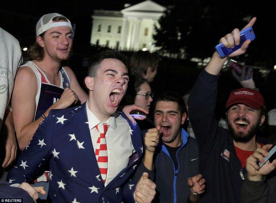 Glee: Suportes de US candidato presidencial republicano Donald Trump realizar um comício em frente à Casa Branca, em Washington DC na terça-feira à noite - será a sua casa a partir de Janeiro