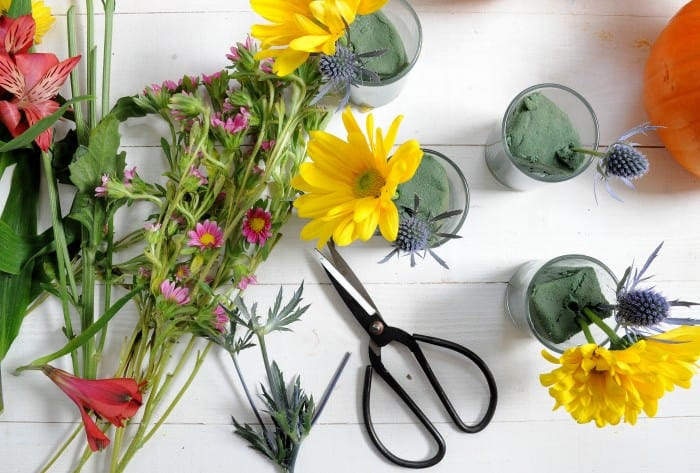 Are you looking for an easy floral decor project that gets your home fall-ready in a jiffy? You can make a pretty pumpkin vase with this quick tutorial.