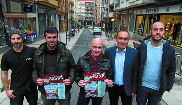 Asier Benavente, David Etxeberria, Jesús Camarero, Miguel Ángel Páez y Ander Fernández presentaron la campaña. /  F. DE LA HERA