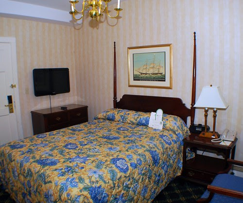 The smaller bedroom in Room #325