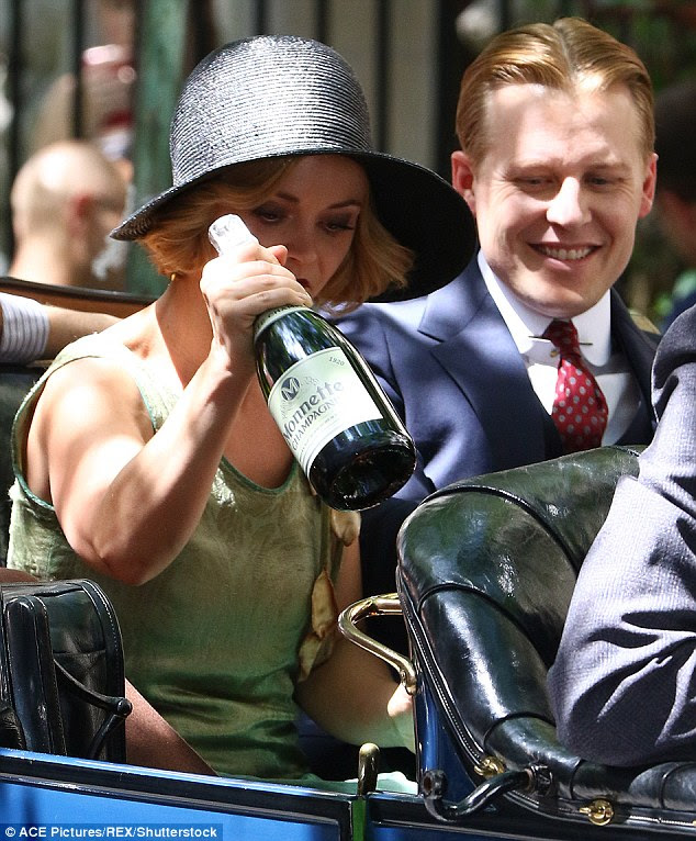 Chin Chin: Montada na parte de trás de um carro período vintage, Ricci e ator companheiro Hoflin capturou a sensação histórica dos vinte anos despreocupados por craqueamento aberto um grande magnum de champanhe