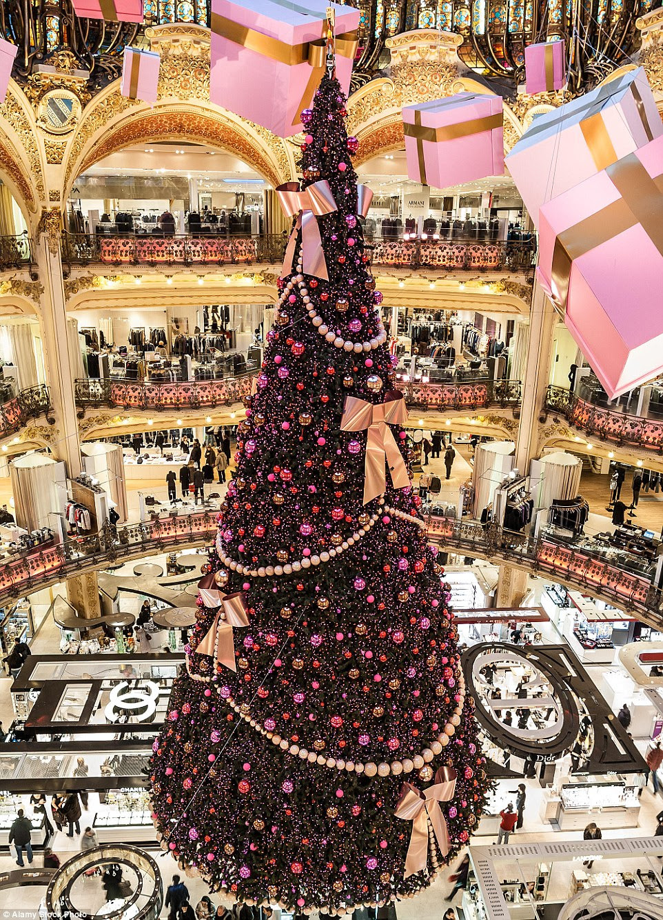 A Galeries Lafayette em Paris orgulha-se em sua árvore de Natal extraordinário que pende do centro do edifício em França