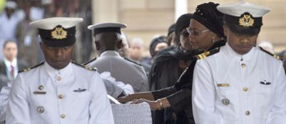 Pretoria, tre giorni di lutto per MandelaL’ultimo saluto nella sede del governo 
     