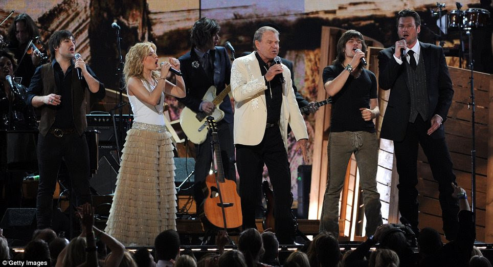 Estrelas País: Músicos Neil Perry e Kimberly Perry, The Perry Band, Glen Campbell, Reid Perry, do Perry Blake Shelton Band e realizado na cerimônia de premiação