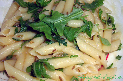 Penne with rucola and applesauce