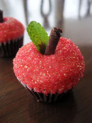 Apple cupcakes with mint leaves! Cute idea for an autumn wedding or for a girl's "Snow White" Disney princess party.