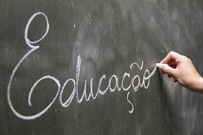 foto de um quadro negro com a palavra educação escrita com giz branco.