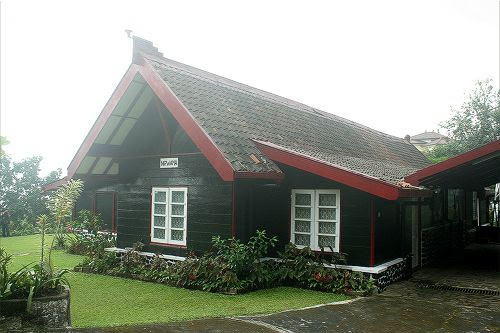 Menengok Rumah Bergaya Kolonial oleh Teguh Hariawan Menengok Rumah Bergaya Kolonial oleh Teguh Hariawan