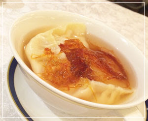 横浜ベイシェラトン「香港的ナイト飲茶バイキング」にて、やっぱり食べておかないとねのツバメの巣入りスープ餃子！