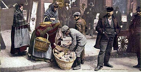 Utcai kenyérárus New York olasz negyedében. Fotokróm, 1902. Detroit Publishing Company, 1880-1920