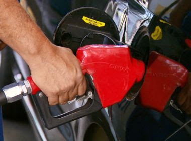 Petrobras anuncia redução de 0,8% no preço da gasolina para esta terça-feira
