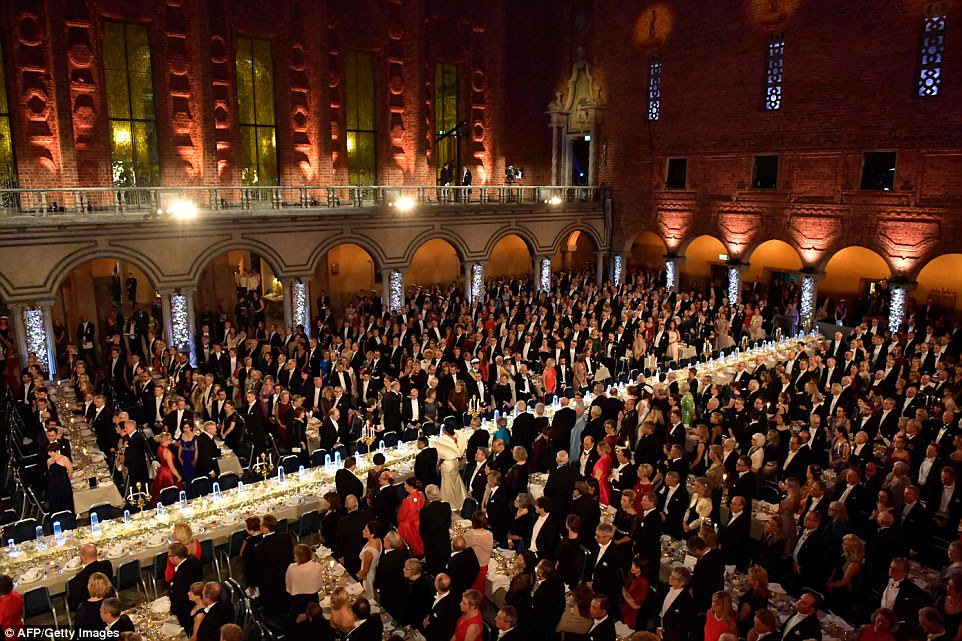 A brilhante mesa de Honra ocupa um palco central no Novel Banquet para os laureados em medicina, química, literatura física e economia.