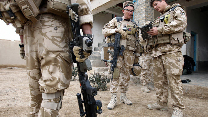 Soldado britânico tenente-coronel Nick Lock (C) verifica seu equipamento antes de realizar uma patrulha de soldados do 1 º Batalhão do Real Galês em ruas de Showal no distrito de Nad-e-Ali, sul do Afeganistão, na província de Helmand. (AFP Photo / Thomas Coex)