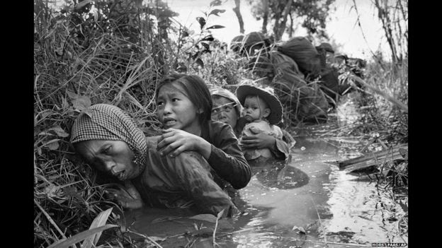 Un grupo de mujeres y niños que se refugian del fuego cerca de Sagión. Vietnam, 1 de enero de 1966. Horst Faas/AP. 