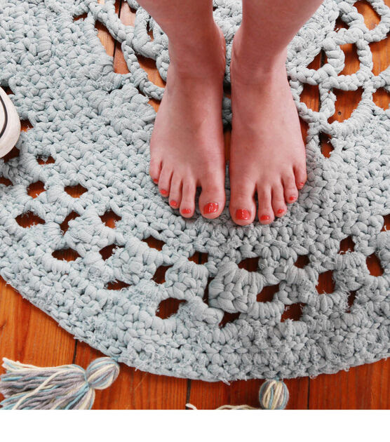 Free Crochet Round Rug with Tassels Pattern
