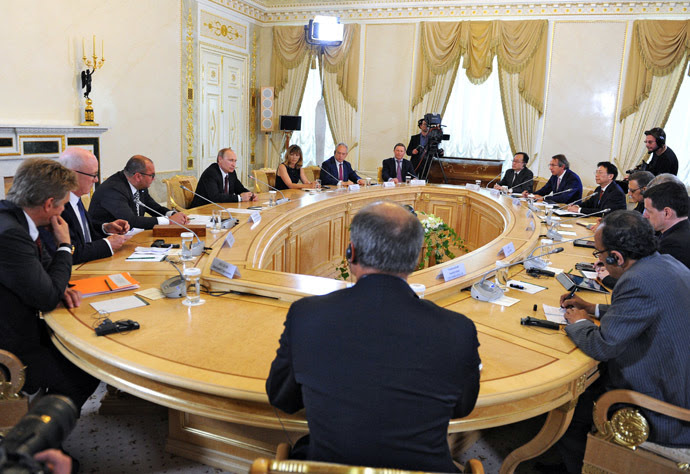 24 May 2014. Russian President Vladimir Putin, fourth from left, meets with heads of the world's leading news agencies on the sidelines of the St. Petersburg International Economic Forum in Konstantinovsky Palace. (RIA Novosti/Michael Klimentyev)