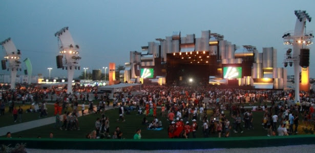 Público começa a se reunir em torno do Palco Mundo do Rock in Rio, onde Paralamas do Sucesso e Titãs se apresentam a partir das 19h (23/9/11)