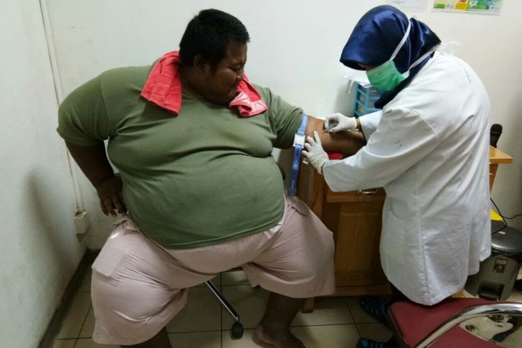 Yudi Hermanto saat diperiksa tim medis RSUD Karawang 