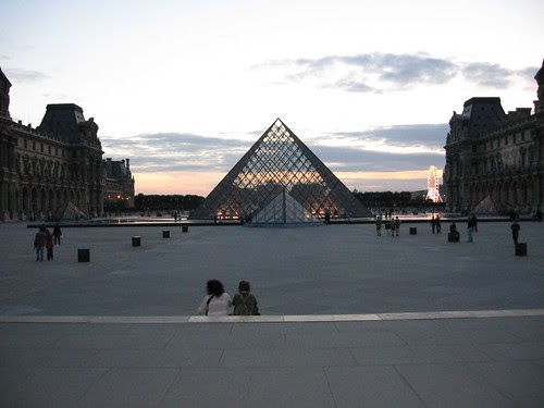 Pirámide del museo del Louvre