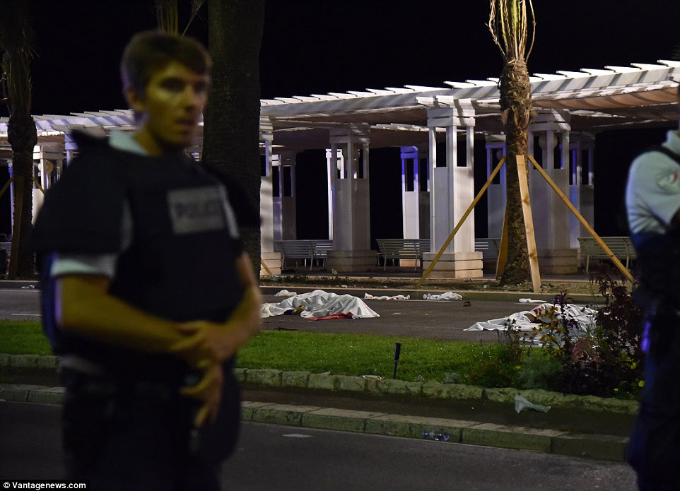 Em guarda: França permanece em um estado de emergência nacional após uma série de ataques terroristas terríveis em solo francês no ano passado