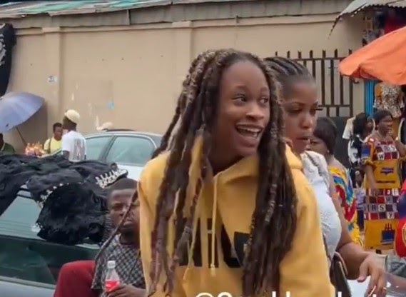 FREE MADNESS!! Lady Runs Mad In The Market While Listening To Teni’s Song “Billionaire” (VIDEO)