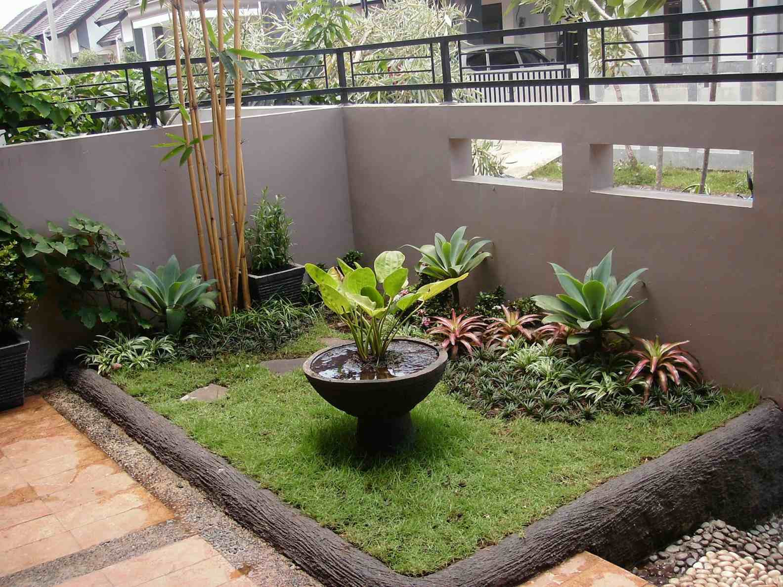 model desain taman minimalis depan rumah di lahan sempit