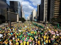 3,6 milhões de pessoas nas ruas pelo impeachment de Dilma; Malafaia foi vaiado no DF, diz jornal
