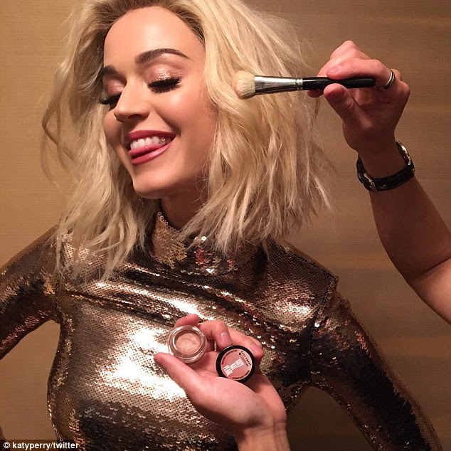 Preparando-se: Katy postou um Instagram mostrando seu make-up artista usando sua gama Covergirl
